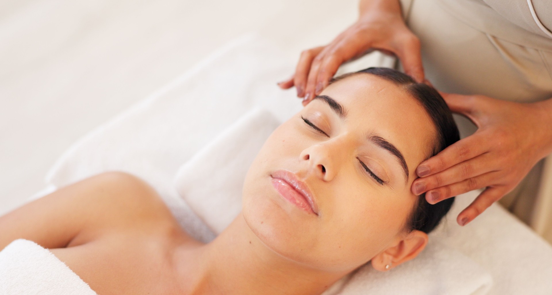 Spa, massagem na cabeça e mulher calma desfrutando de um tratamento relaxante em um centro de bem-estar, saúde e beleza. Relaxe, paz e terapeuta fazendo terapia de relaxamento para uma garota em um salão natural de luxo.
