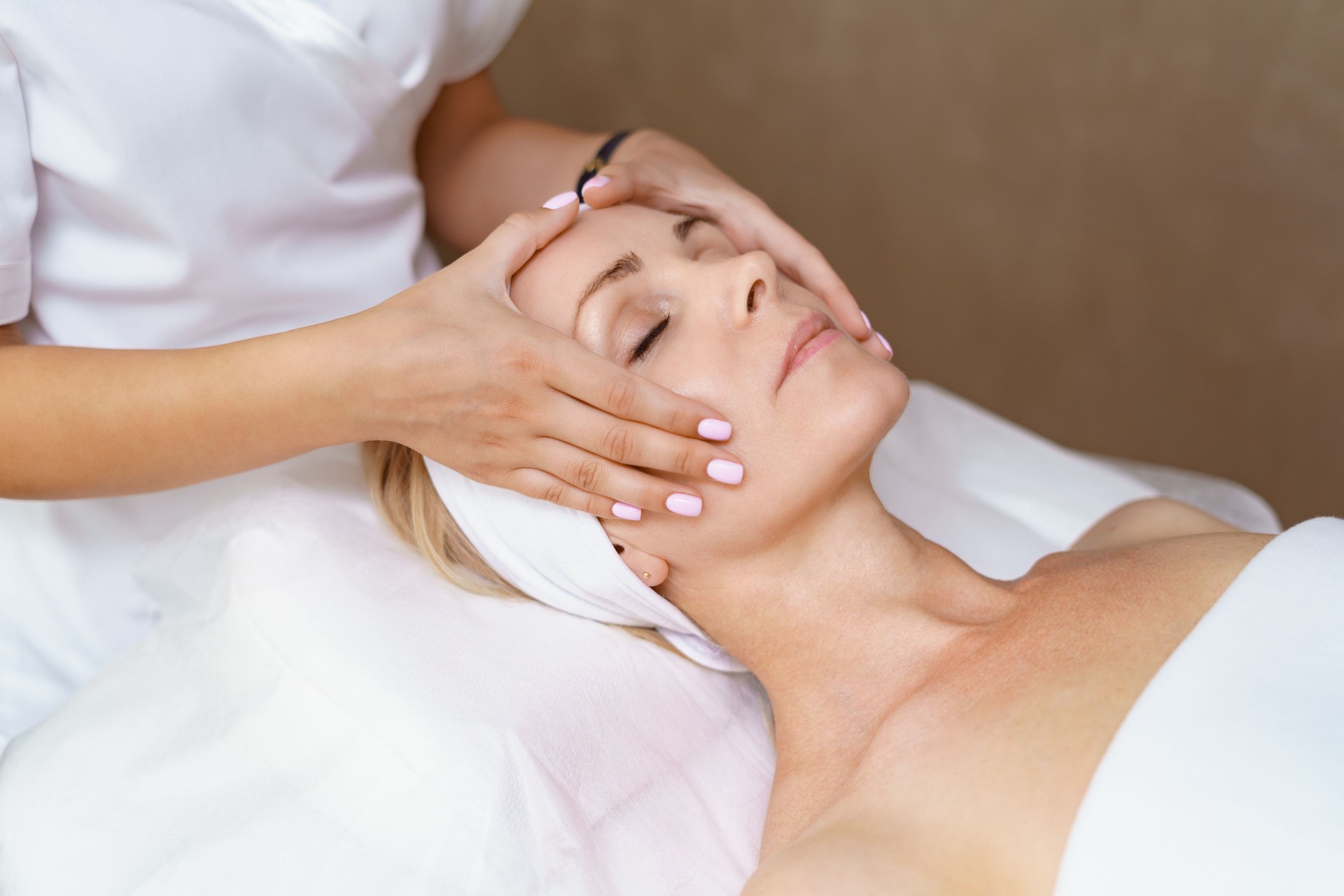 Tratamento de beleza de massagem facial.